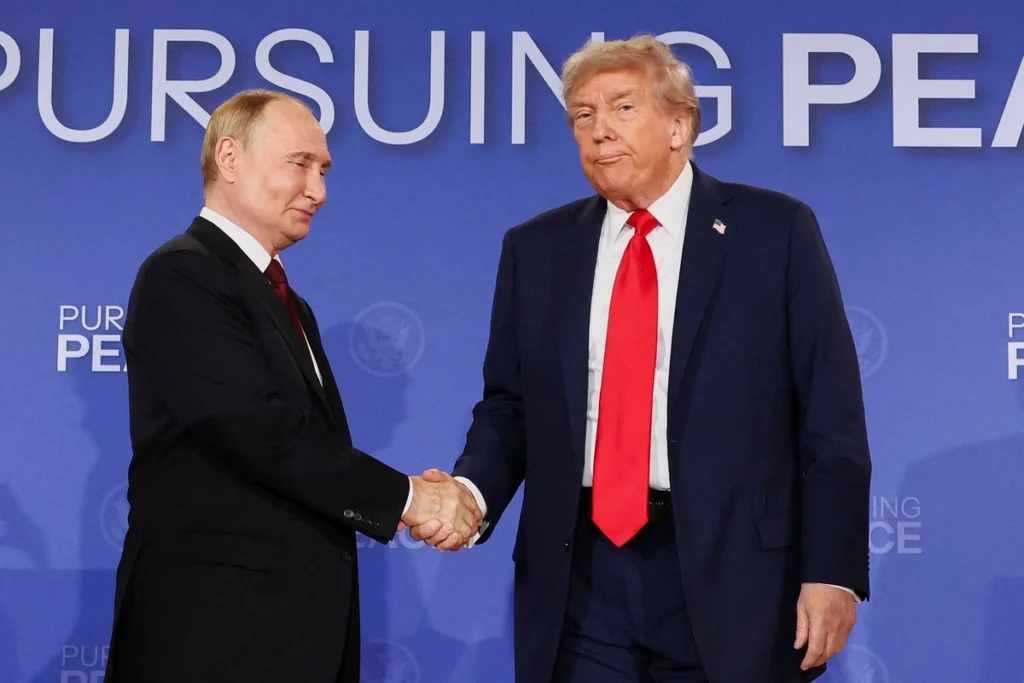 UIac88qgae9zPSFek9tjwTDeVYY8hM4qpMwLNz9W_1200-1024x683 Trump–Putin Alaska Zirvesi: Çıkarımlar, Tepkiler ve Gelecek Perspektifleri